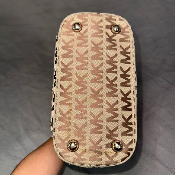 MICHAEL KORS JET SET ITEM SIGNATURE JACQUARD MED SNAP POCKET TOTE BAG✨ - Picture 10 of 10